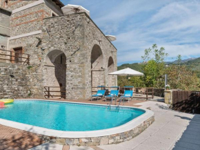 Отель Ancient Farmhouse with private heated hot tub and pool  Казола-Ин-Луниджана